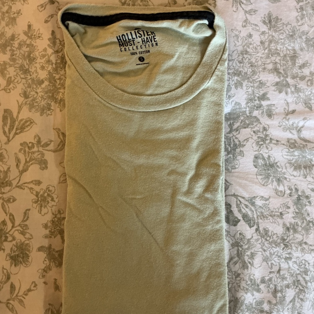 Hollister Men's Olive Short Sleeve Tee
